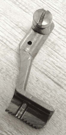 Лапка прижимная внутренняя Pfaff 145 (7.9 mm) 2/158 от магазина Promily в Черкесске